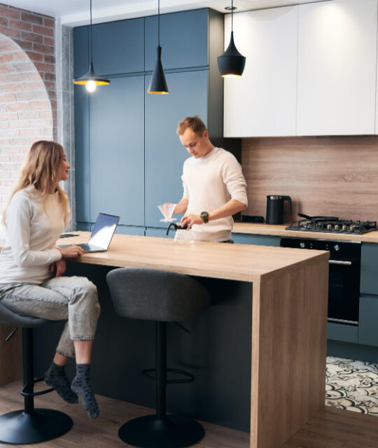 Créer une cuisine élégante et conviviale avec un aménagement soigné